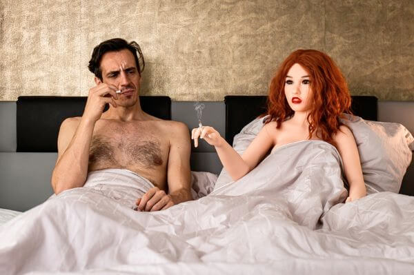 Poupée de sexe au lit
